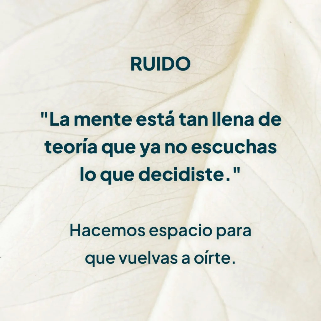 Fondo de hoja blanca con mensaje sobre claridad mental y escucha interior, diseño MUUNNA.