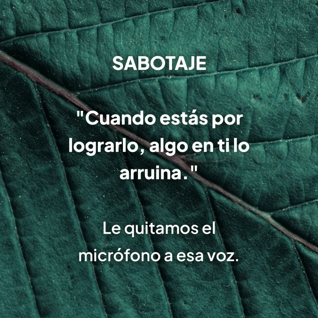 Fondo de hoja verde con frase sobre autosabotaje y cambio de creencias, estilo MUUNNA.